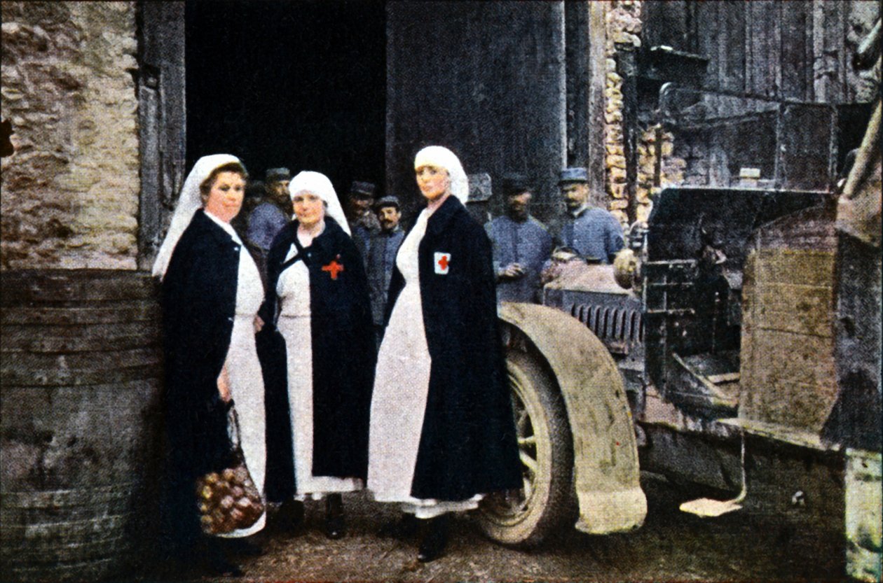 1916年9月，Verdun穿着红十字会和法国救护车工作人员的三名妇女（autochrome） 作者 朱尔斯·格维斯·考特莱蒙