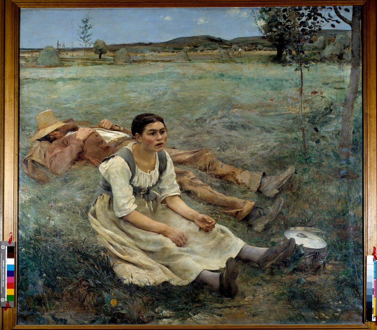 一个女人坐在草地上，旁边是一个在收获季节睡觉的男人。 Jules Bastien Lepage (1848-1884) 1877 年作画。 1,80 x 1,95 m 作者 朱尔斯·巴斯蒂安·莱佩奇