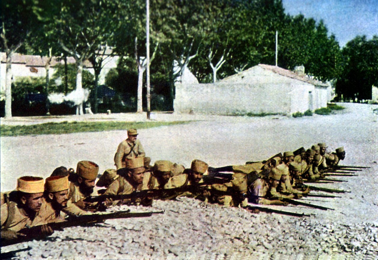 1914年9月巴黎东部马恩河战役期间，摩洛哥步枪兵和一名法国军官在村边;（自然色） 作者 朱尔斯·格维斯·考特莱蒙