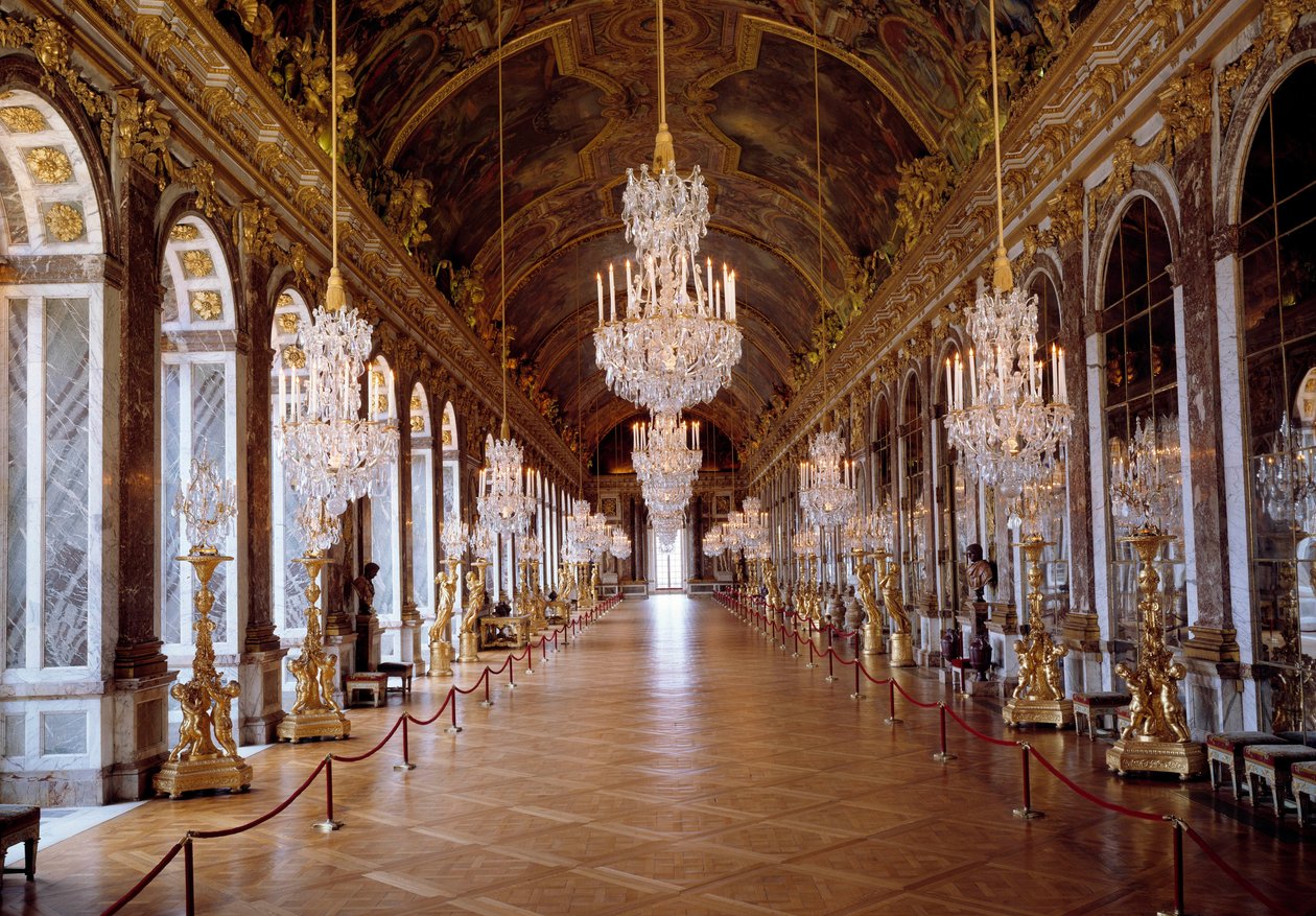 Architecture: view of the Galerie des Glaces in Versailles restored by architect Jules Hardouin-Mansart and built from 1678 to 1684. Versailles Castle, Versailles 作者 朱尔斯·哈杜因·曼萨特