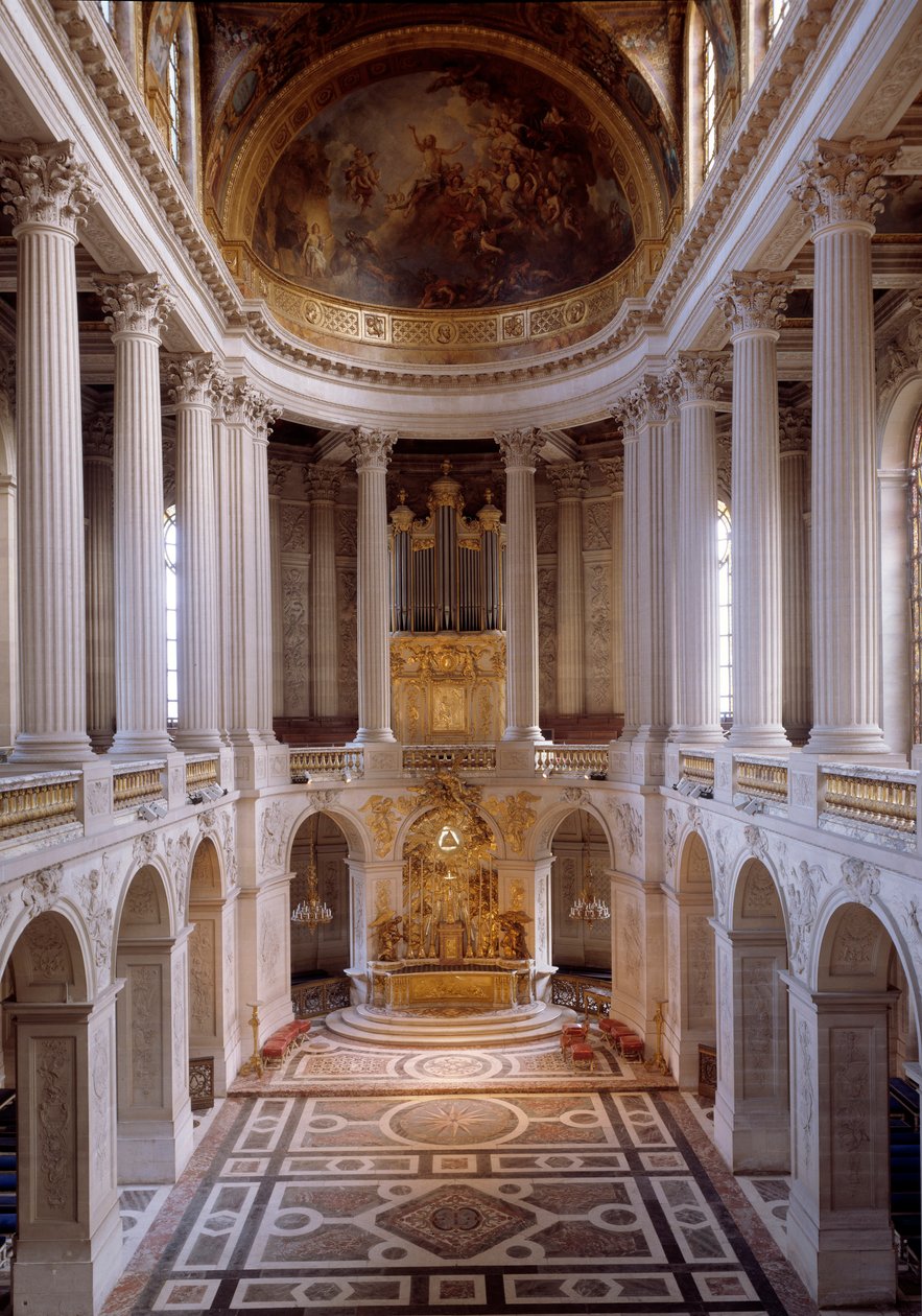 1709 年由哈杜因-曼萨尔 (Hardouin-Mansart) 建造并于 1710 年由红衣主教诺阿勒 (Cardinal Noailles) 奉献的皇家小教堂的景色。凡尔赛城堡 作者 朱尔斯·哈杜因·曼萨特