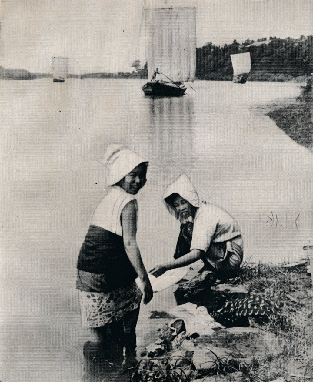 江边的洗衣店，c1900，1921年 作者 朱利安·伦纳德街