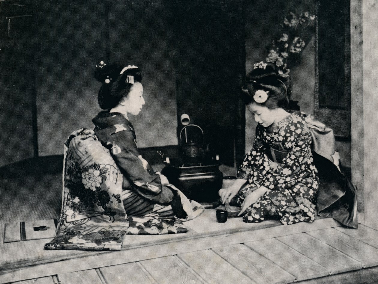礼仪茶由可爱的日本人提供，c1900年，1921年。 作者 朱利安·伦纳德街