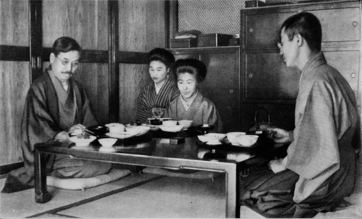 家庭日本人午餐会，c1900年，1921年 作者 朱利安·伦纳德街