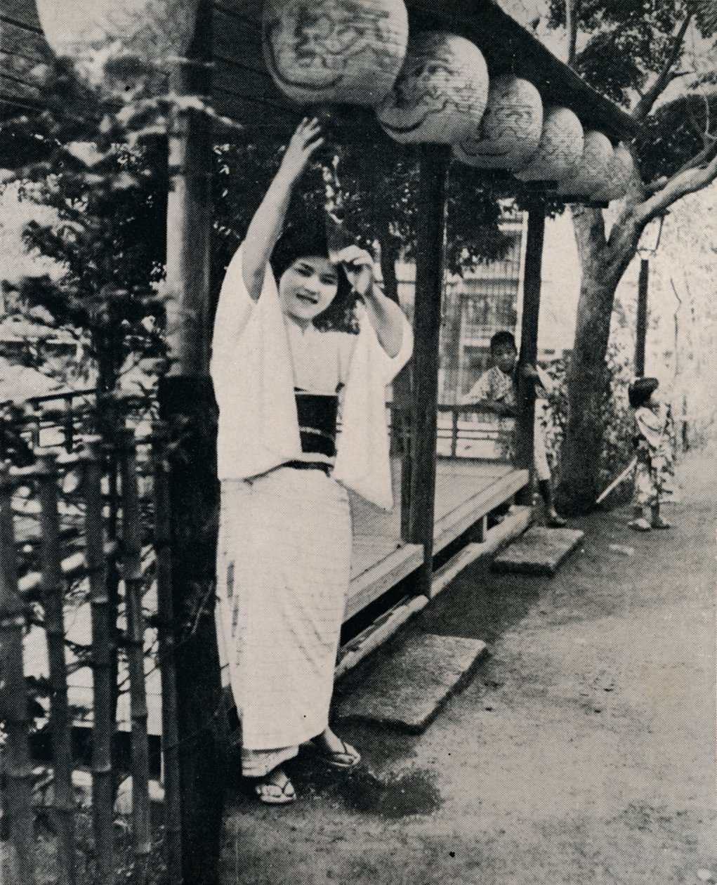 茶室女仆甜美的笑容，叫内桑-姐姐，c1900年，1921年。 作者 朱利安·伦纳德街