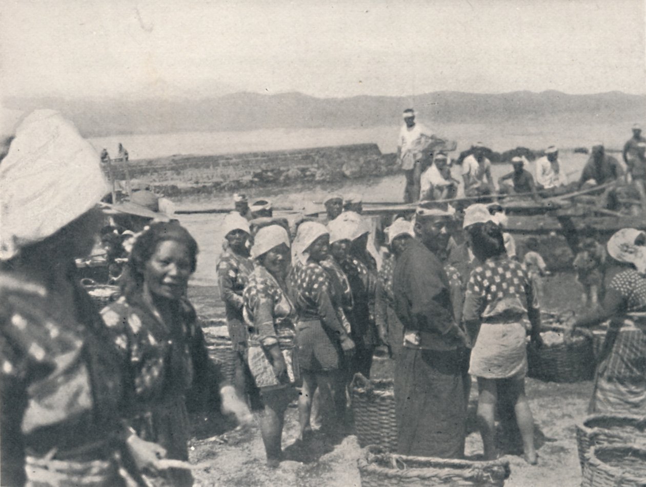 Tai-noura-渔船，带网和篮子的男女，c1900年，1921年。 作者 朱利安·伦纳德街