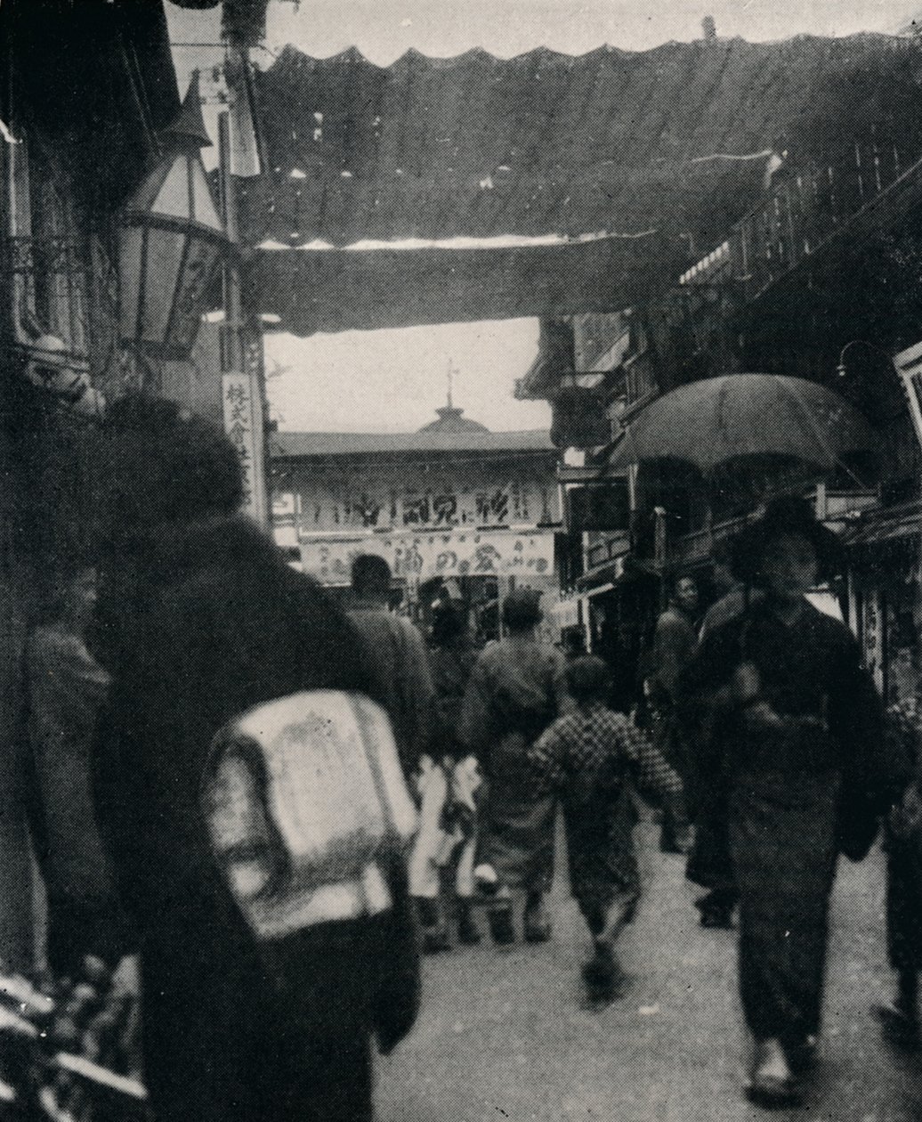 京都剧院街是世界上最有趣的高速公路之一，c1900，1921年 作者 朱利安·伦纳德街