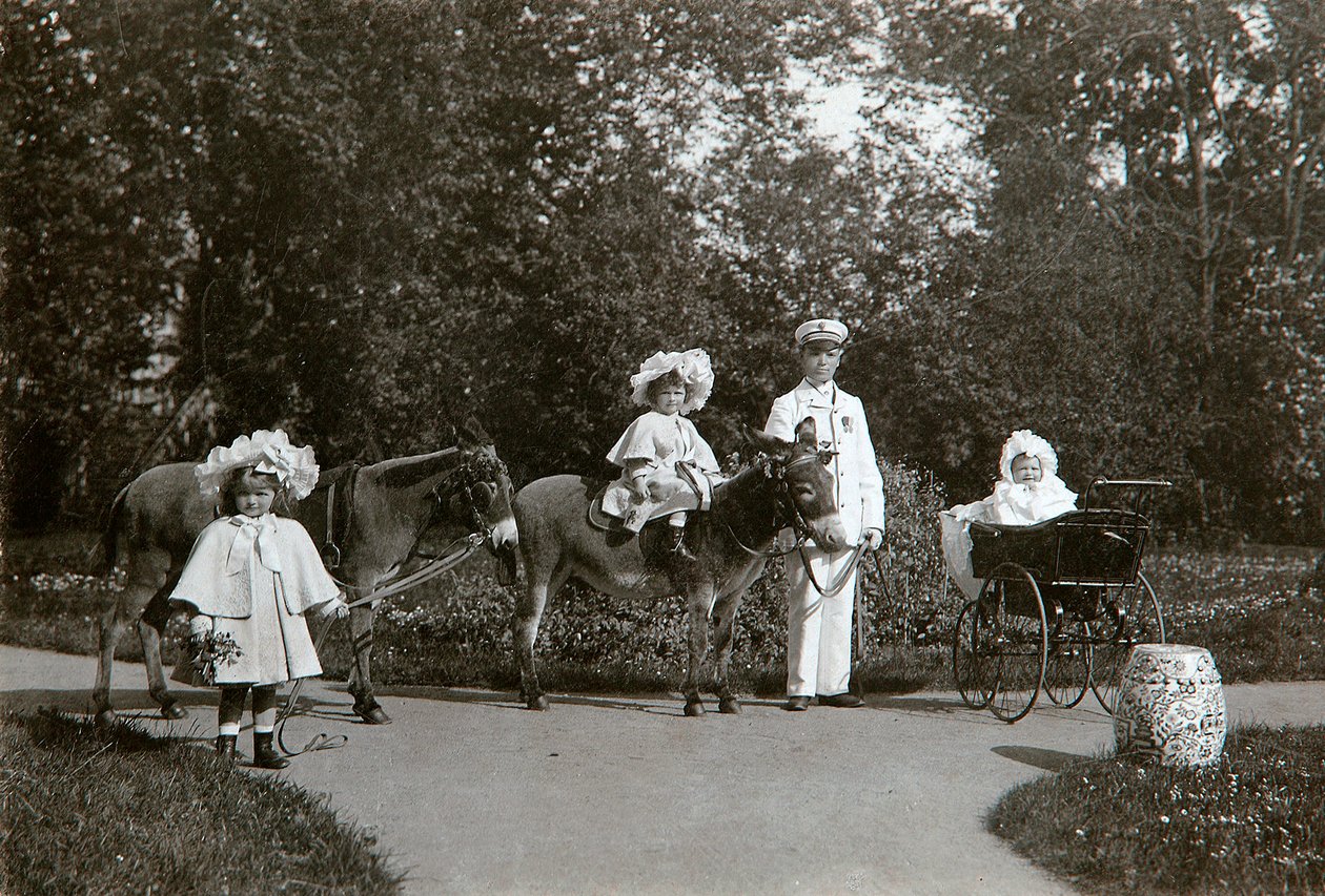 大公爵夫人奥尔加（Tatiana）和俄罗斯玛丽亚（Tsarskoye Selo），俄罗斯，c1899-c1900 作者 K·冯·哈恩
