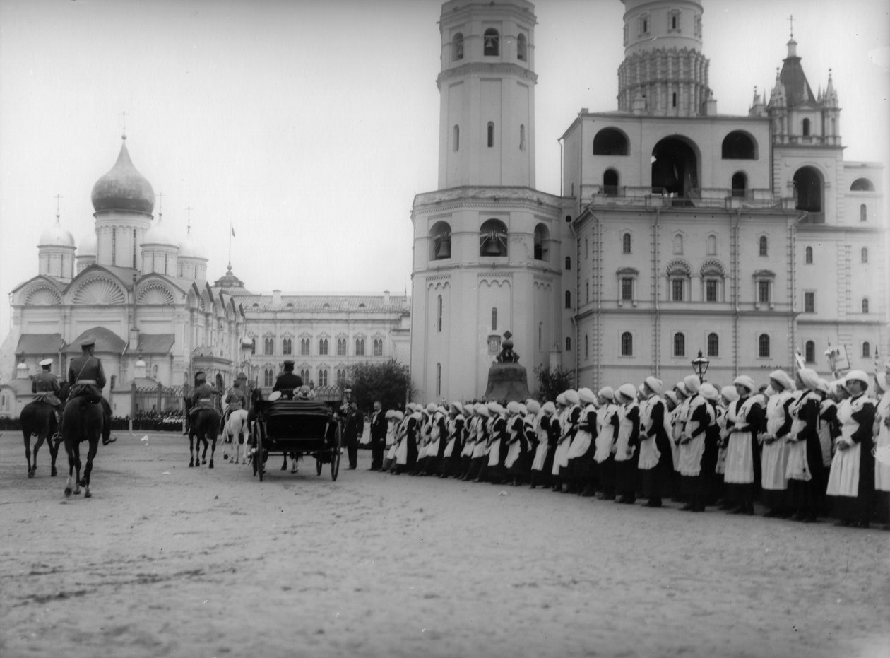 沙皇尼古拉二世（The Tsar Nicholas II）回顾了1912年在俄罗斯克里姆林宫举行的莫斯科学生游行 作者 K·冯·哈恩