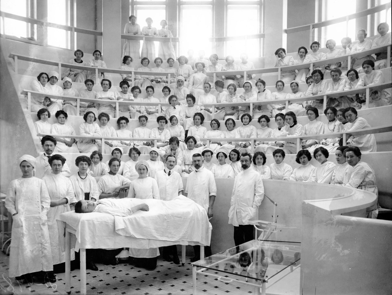 1913年在演讲期间，妇女医学研究所的学生在剧院 作者 卡尔·卡洛维奇·布拉