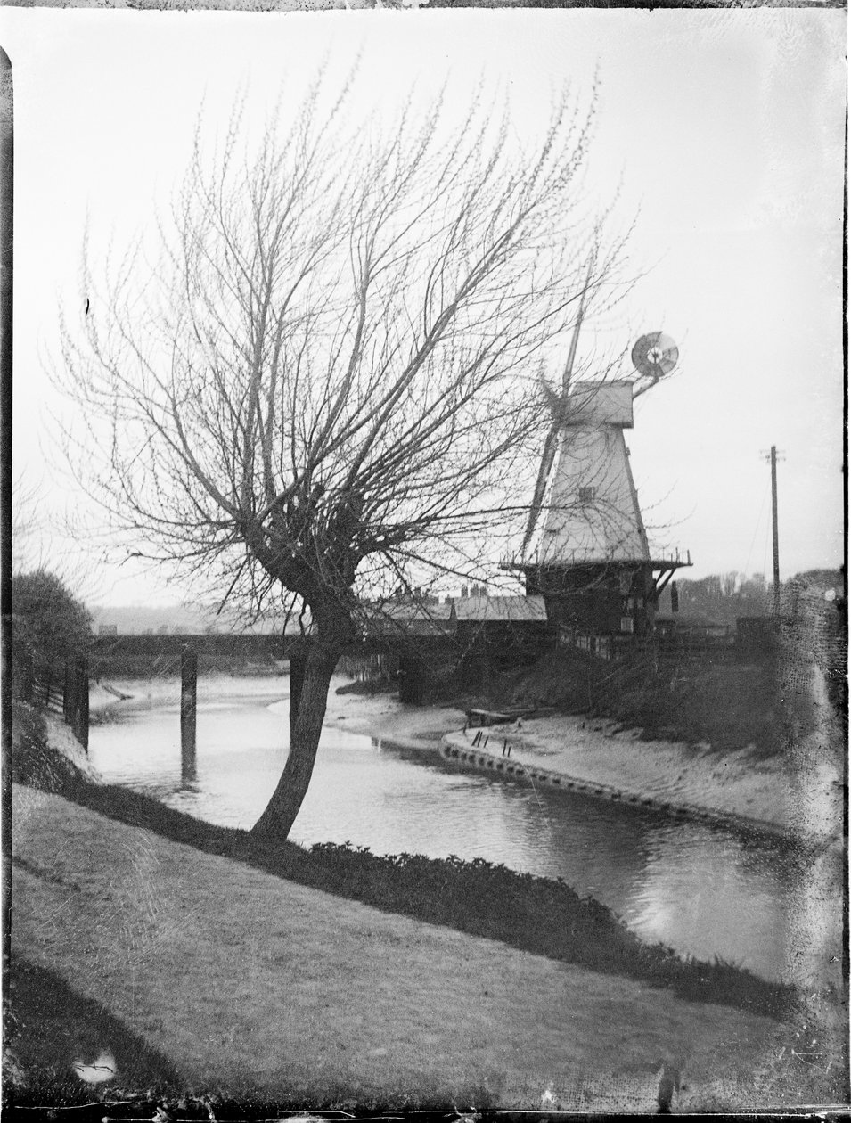 1905 年 4 月 25 日，东萨塞克斯郡，罗瑟，黑麦，渡口路，黑麦风车（黑白照片） 作者 凯瑟琳·让·麦克菲