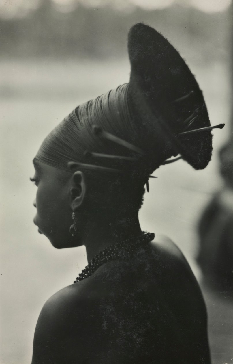 Mangbetu-Frisur, Foto von Kazimierz Zagórski, 1928-1938 作者 卡齐米日·扎戈尔斯基
