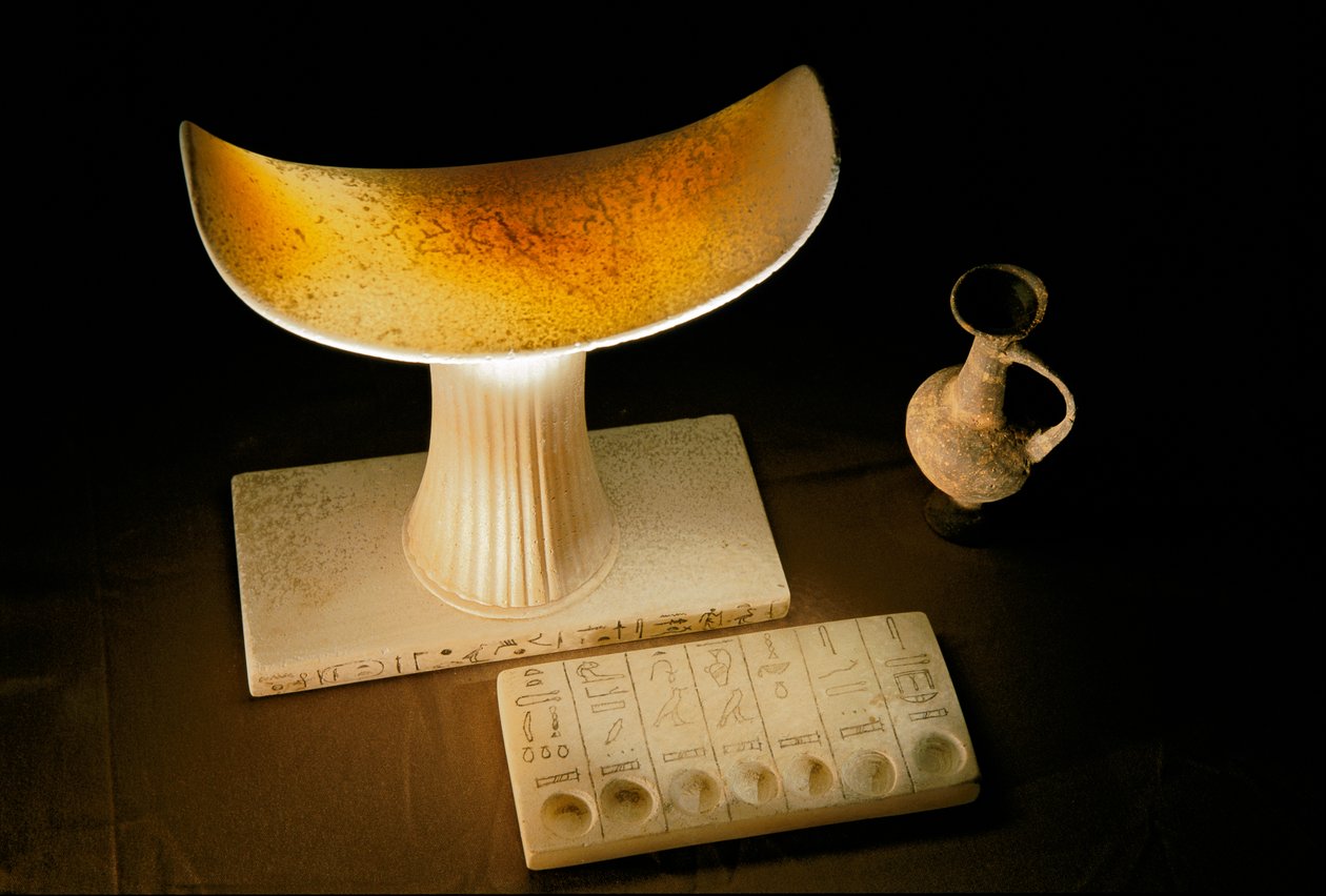 泰坦尼克姆（Tetiankhkem）的青石头枕和七圣油祭坛，古王国，2002 年（照片 作者 肯尼思·加勒特