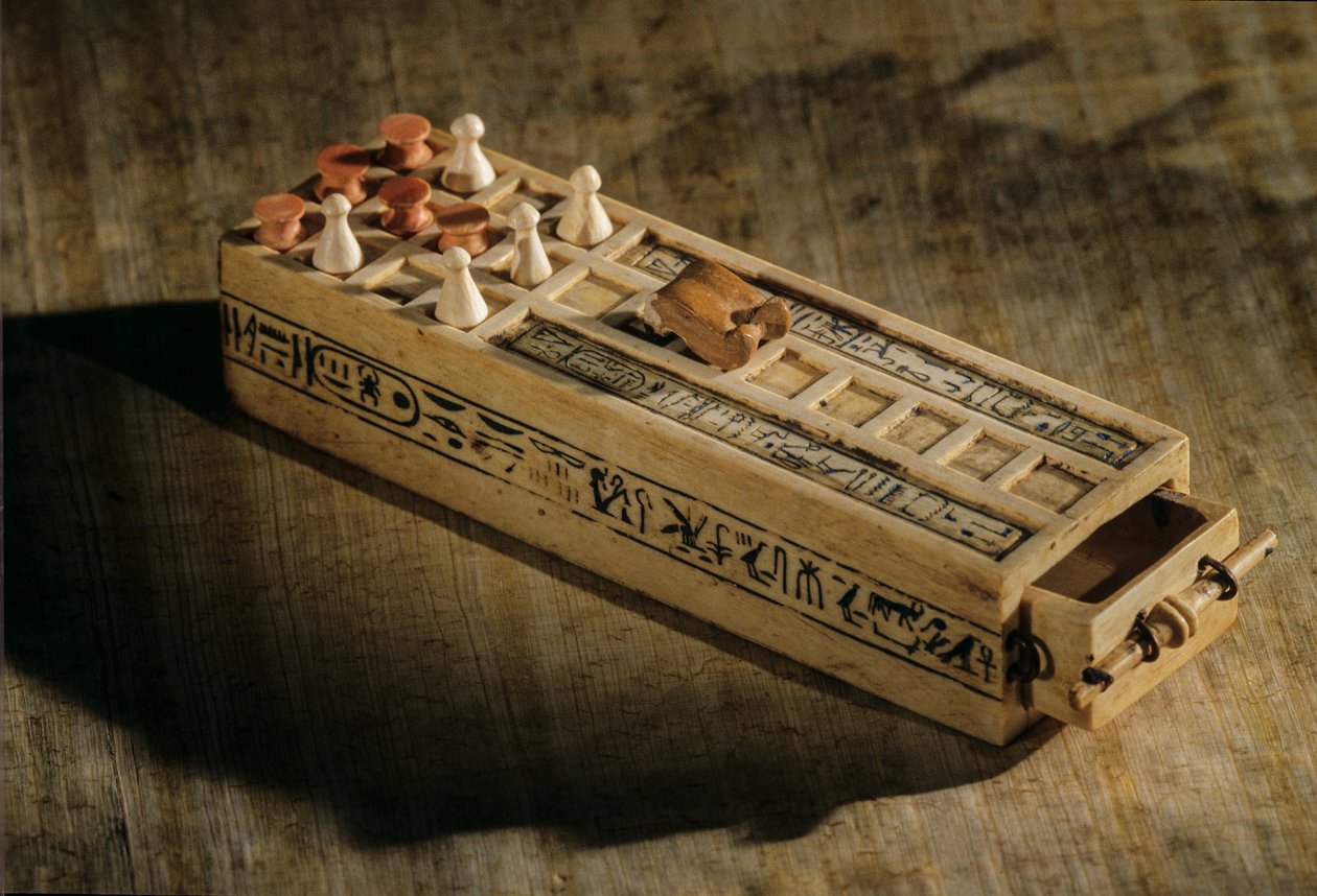象牙游戏棋盘，20 个方格和游戏棋子，2009 年（照片） 作者 肯尼思·加勒特