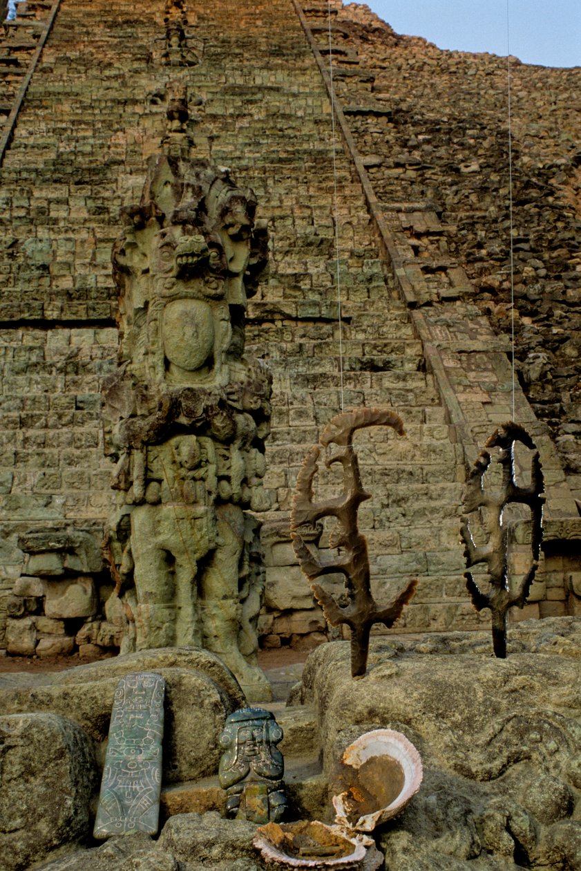 玛雅；科潘；洪都拉斯；第 26 号神庙，Heiroglyphic Staircase，火石，David Stuart 发现的祭品... 作者 肯尼思·加勒特