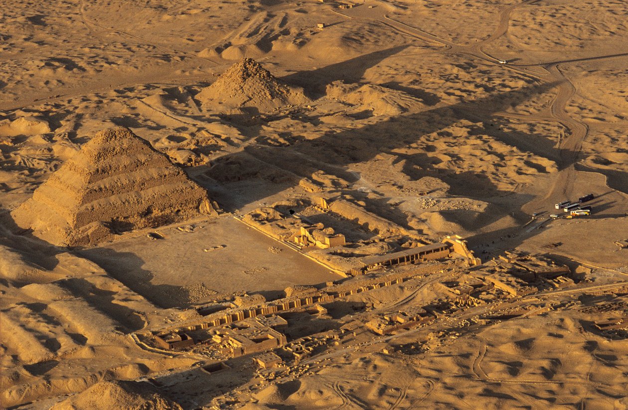 古王国；Djoser 的阶梯金字塔；鸟瞰；萨卡拉；埃及 作者 肯尼思·加勒特