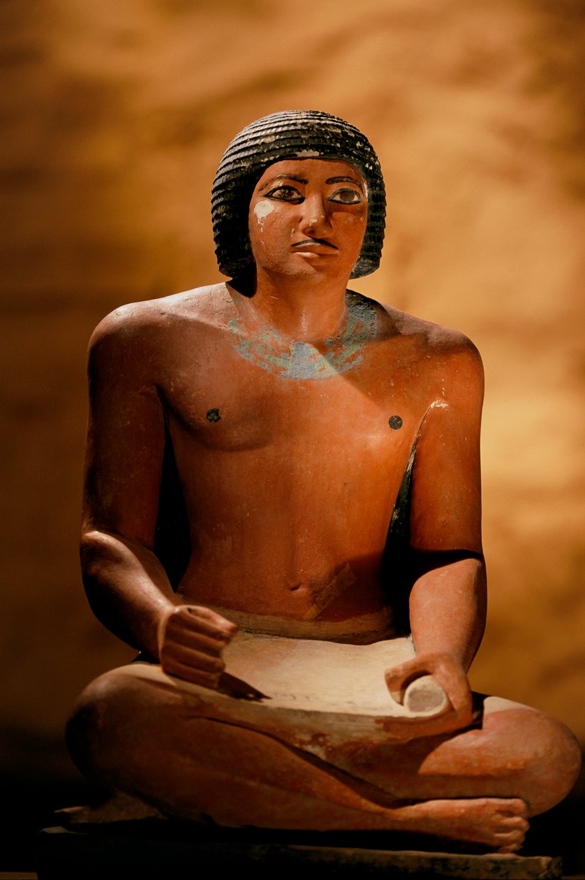 石灰岩彩绘文士坐像，古王国，2002 年（照片） 作者 肯尼思·加勒特