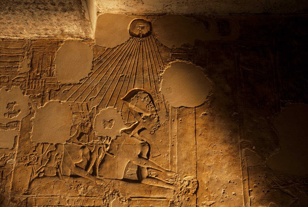 王室浮雕，Akhenaten、Nefertiti 和女儿们，Mahu 陵墓，"P...酋长"，2001 年（照片） 作者 肯尼思·加勒特