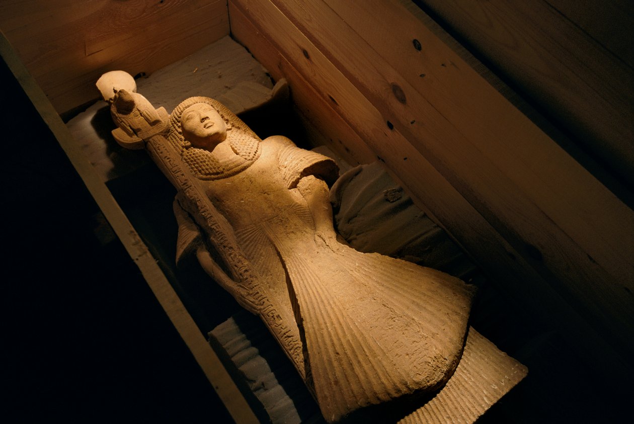 狮头战争女神塞克梅的标准手 Nebre 的砂岩雕像......，2002 年（照片） 作者 肯尼思·加勒特