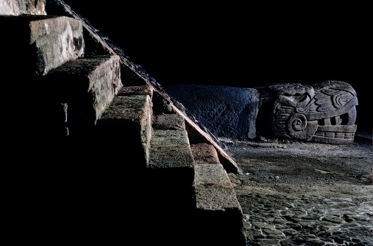 大神庙上的蛇形复制品，特诺奇蒂特兰，Templo Mayor，阿兹特克，墨西哥，墨西哥城，2010 年（照片） 作者 肯尼思·加勒特
