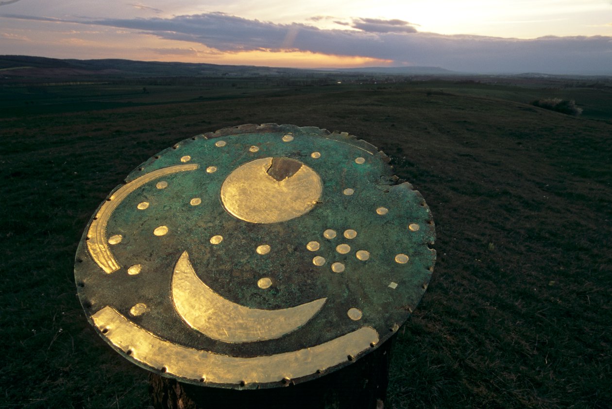 利用遥远地标追踪夏至和冬至的天盘，2004 年（照片） 作者 肯尼思·加勒特