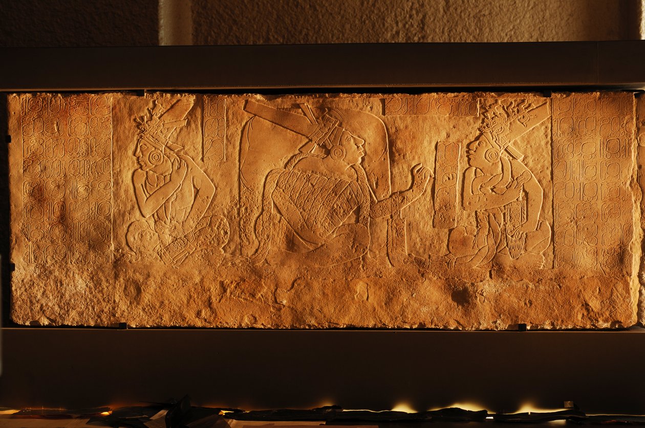 第 19 号神庙宝座台，墨西哥帕伦克，Akhal Mo Nab 的雕刻，2005 年（照片） 作者 肯尼思·加勒特