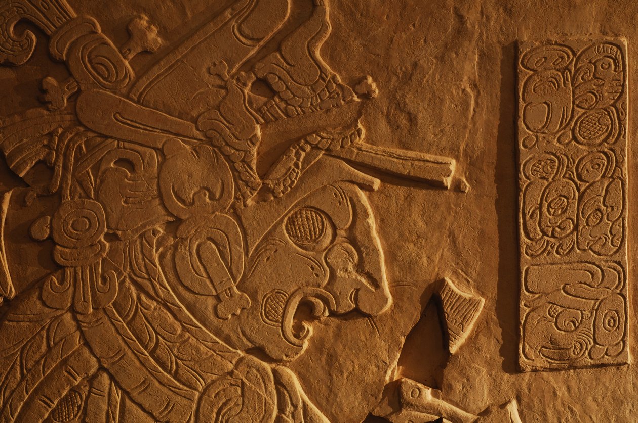 第 21 号神庙宝座长椅，阿卡尔-莫-纳布国王雕像，墨西哥帕伦克，2005 年（照片） 作者 肯尼思·加勒特