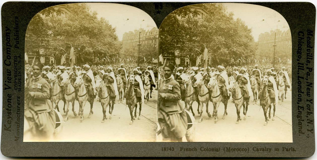 水平，棕褐色，立体声显示在马背上游行队伍的穿制服的人。 Keystone Stereograph number 18743.标题为 作者 Keystone View公司