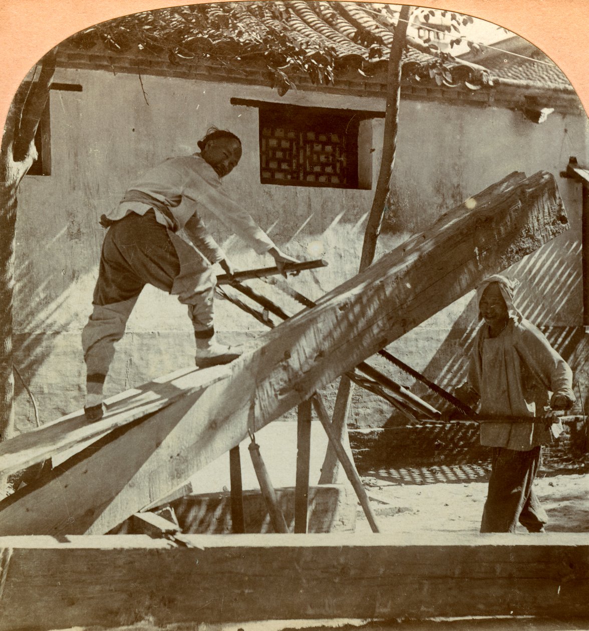 中国的锯木厂，中国北京，1900年。 作者 Keystone View公司