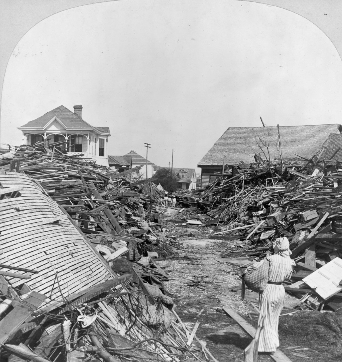 A passageway through the debris, North on 19th Street, Galveston 作者 Keystone View公司