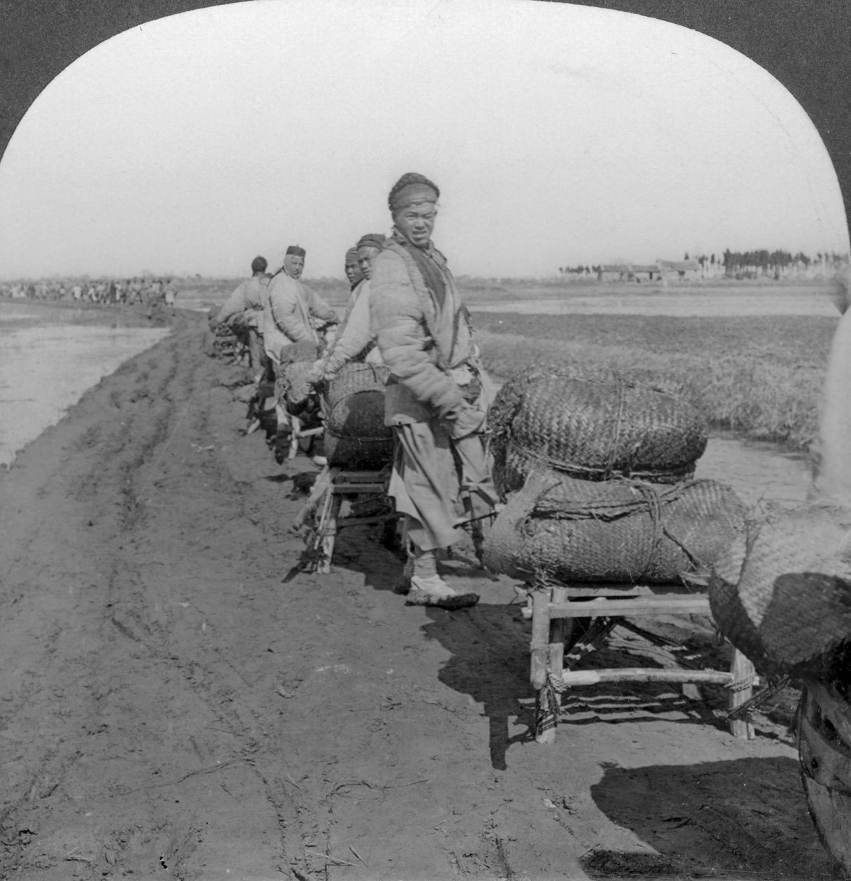 1907年，中国通过独轮车将盐分运送到室内 作者 Keystone View公司