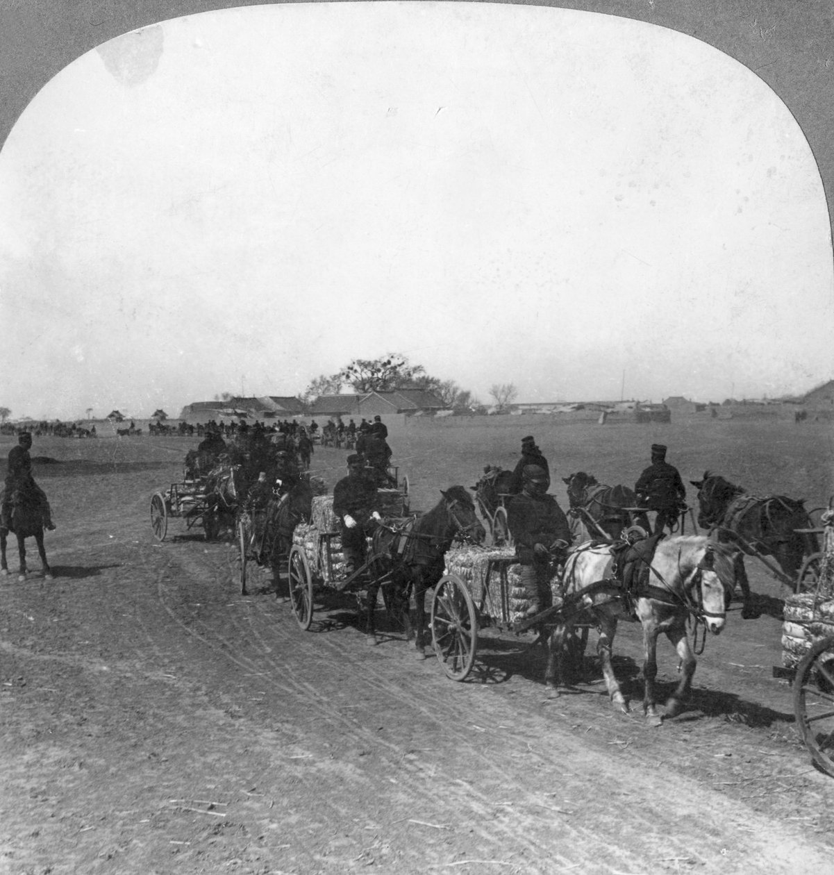 日本军事运输火车，满洲，1906年 作者 Keystone View公司