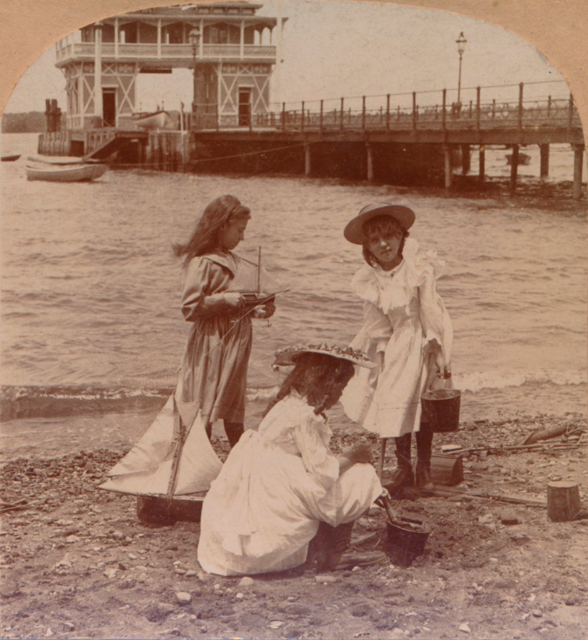 在沙滩上玩c1900 作者 Keystone View公司