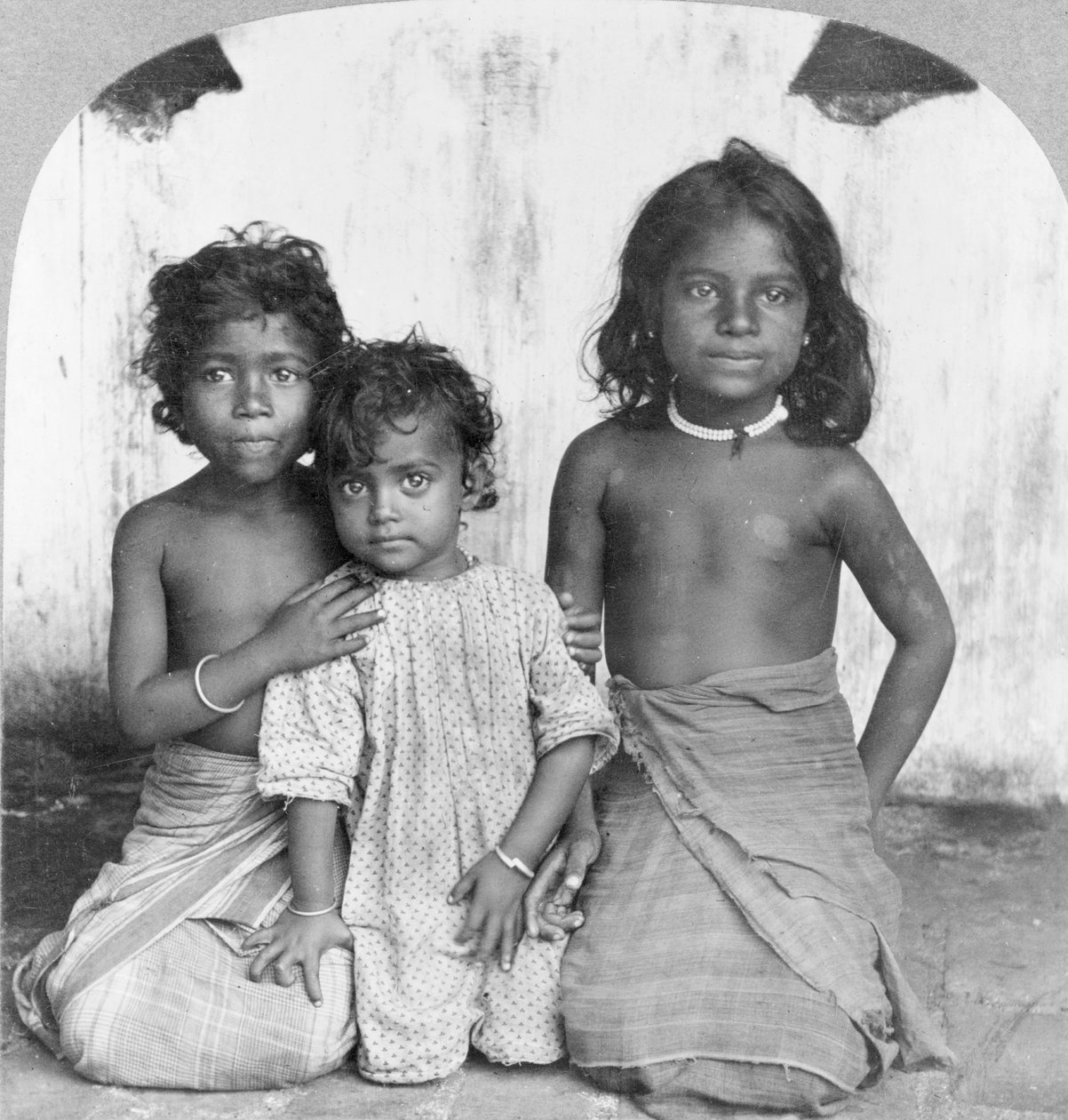 Portrait of three young Sinhalese girls, c.1905 (b/w photo) 作者 Keystone View公司
