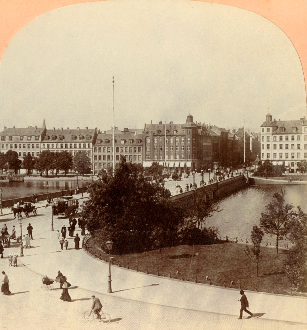 1901年，丹麦哥本哈根路易丝皇后桥。 作者 Keystone View公司