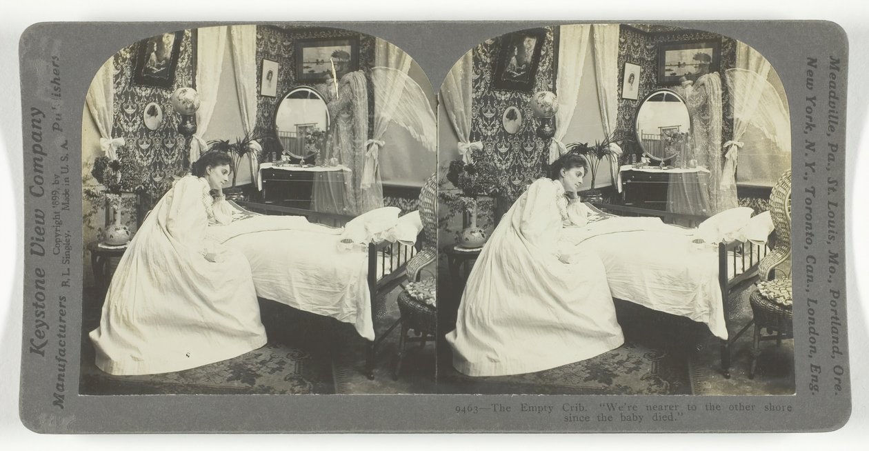 空荡荡的婴儿床。自从孩子死后，我们离彼岸更近了，1899年。 作者 Keystone View公司