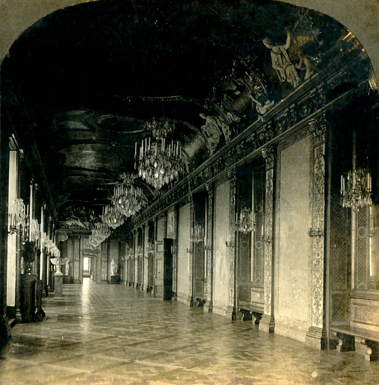 瑞典斯德哥尔摩皇宫大宴会厅，1904年。 作者 Keystone View公司