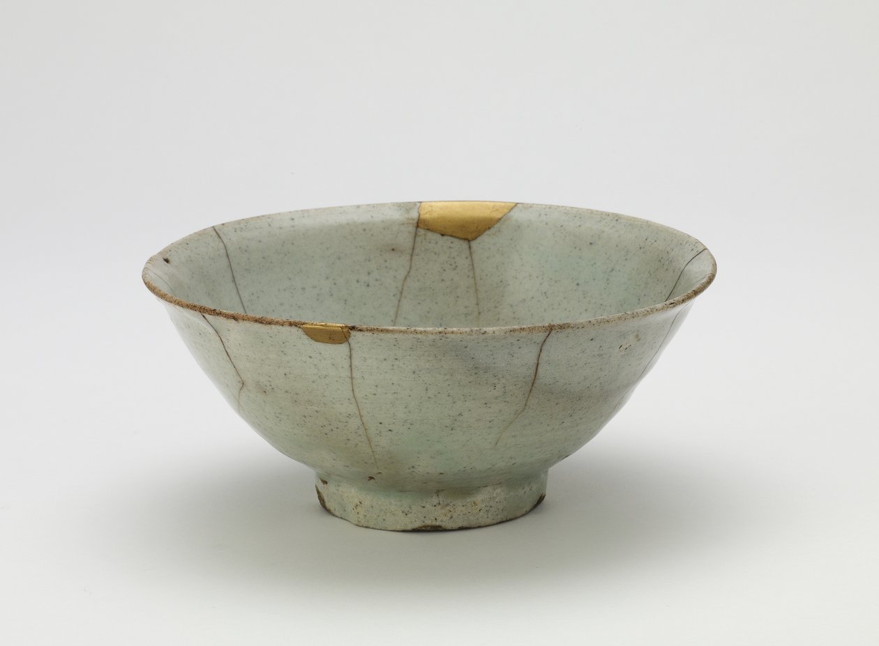 碗，17世纪初（带有透明，浅蓝色釉的瓷器，修复了金漆） 作者 韩国学校