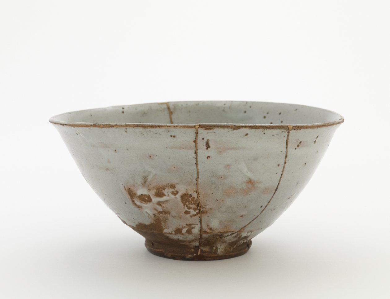 碗，十六世纪末至十七世纪初（瓷器有半透明釉，金和红漆修复） 作者 韩国学校