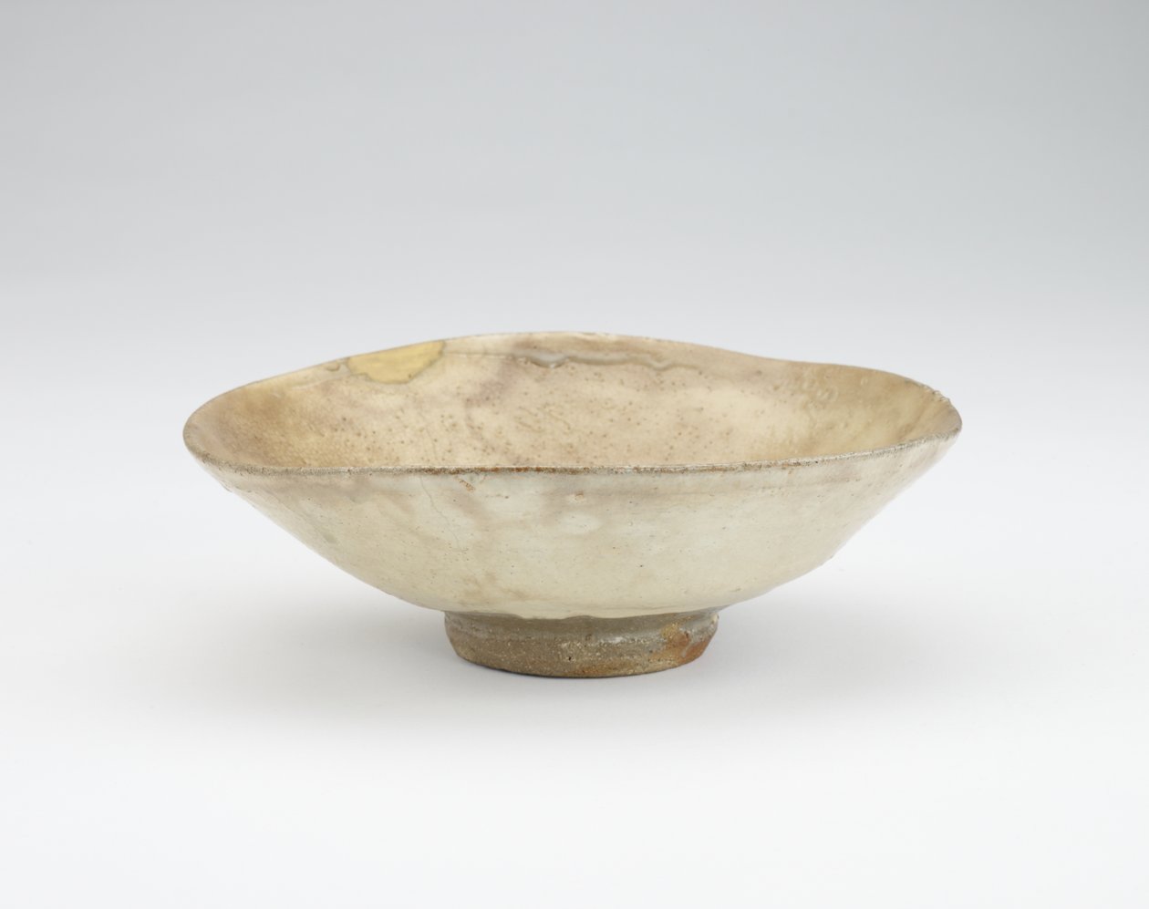 碗，十六世纪下半叶（在透明釉料下浸有白色瓷片的stone器） 作者 韩国学校