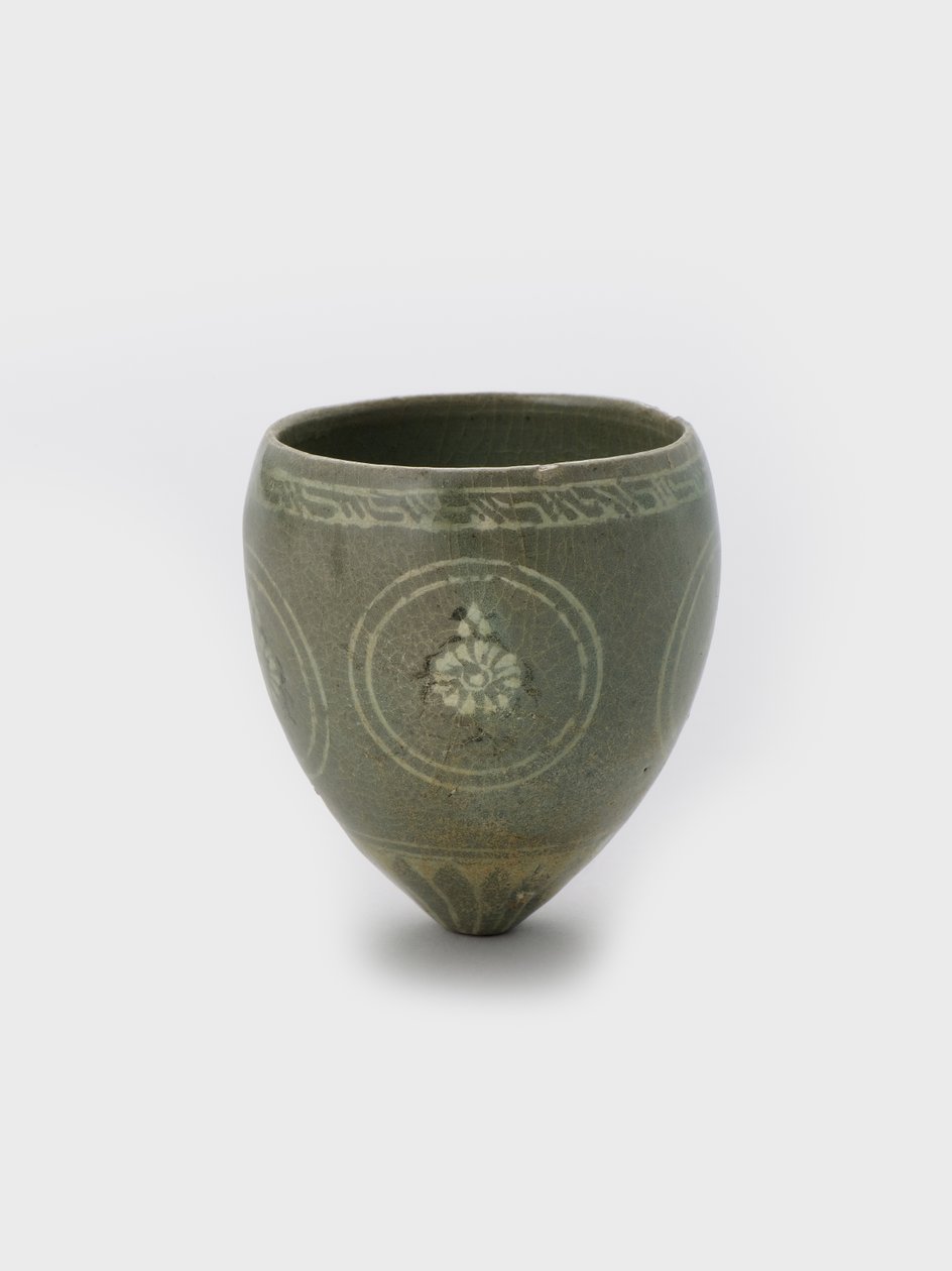 杯子，12 世纪后期（带有镶嵌滑动装饰的炻器和 青瓷釉） 作者 韩国学校