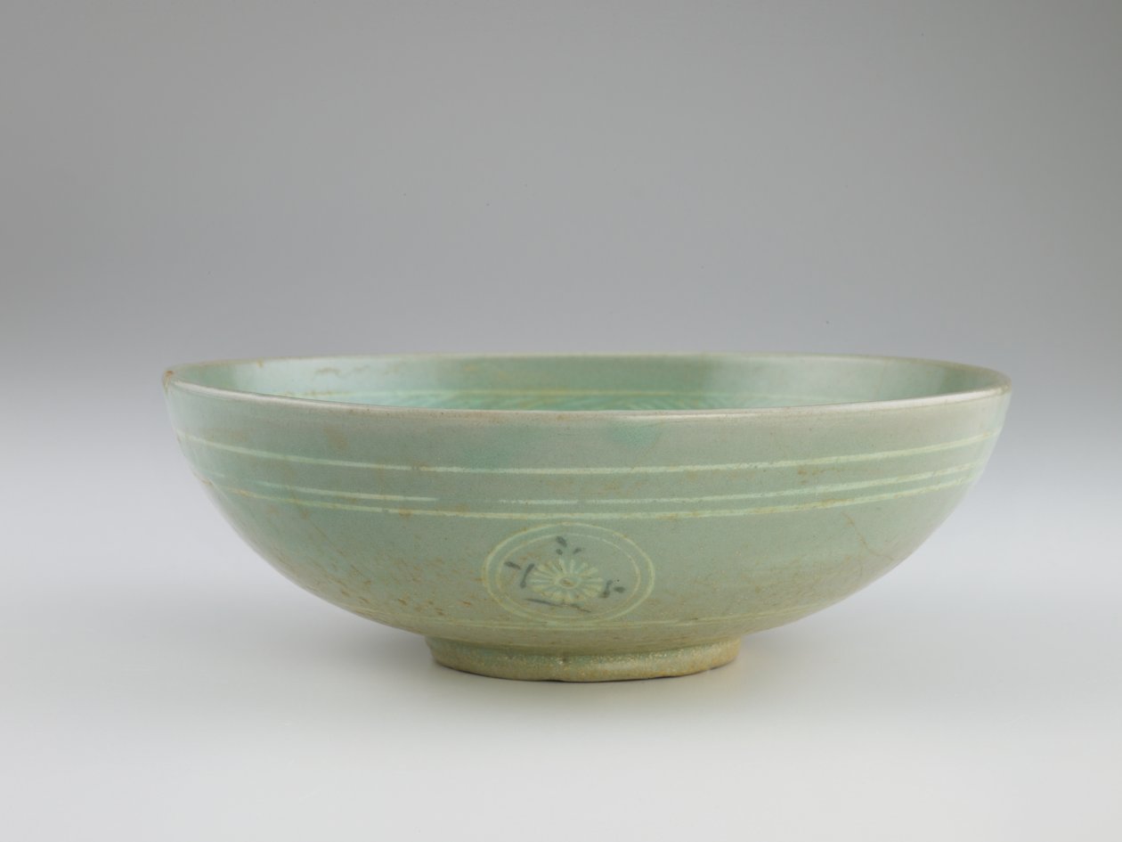 镶嵌装饰的盘子，十三世纪中叶 作者 韩国学校