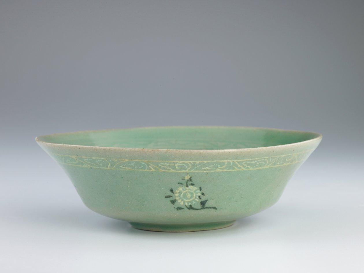 12世纪中叶至13世纪中叶，带有模具压模和镶嵌装饰的盘子 作者 韩国学校