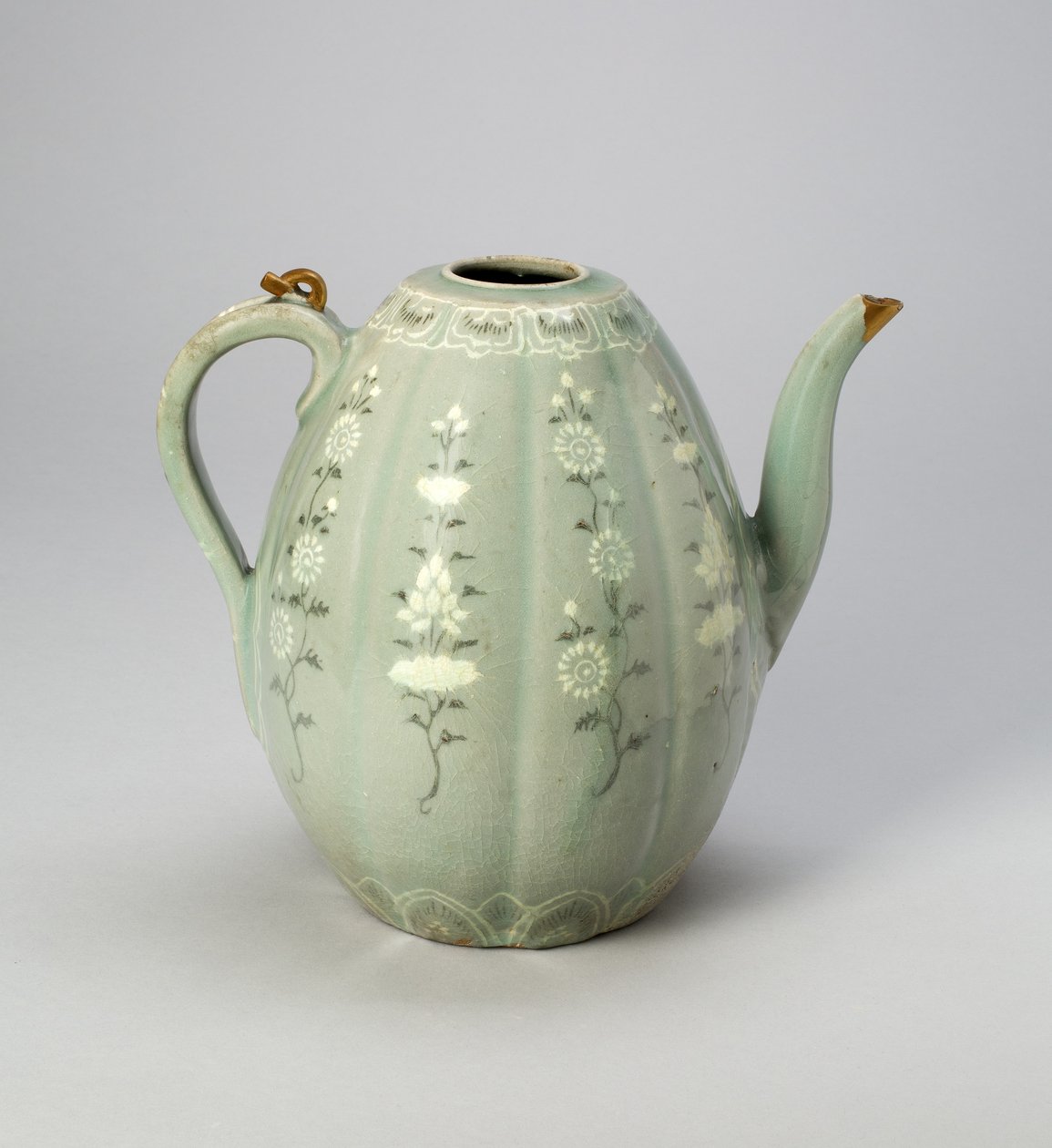瓜形花纹陶器（青花瓷釉面，釉下镶嵌黑白泥装饰，有黄金修补 作者 韩国学校