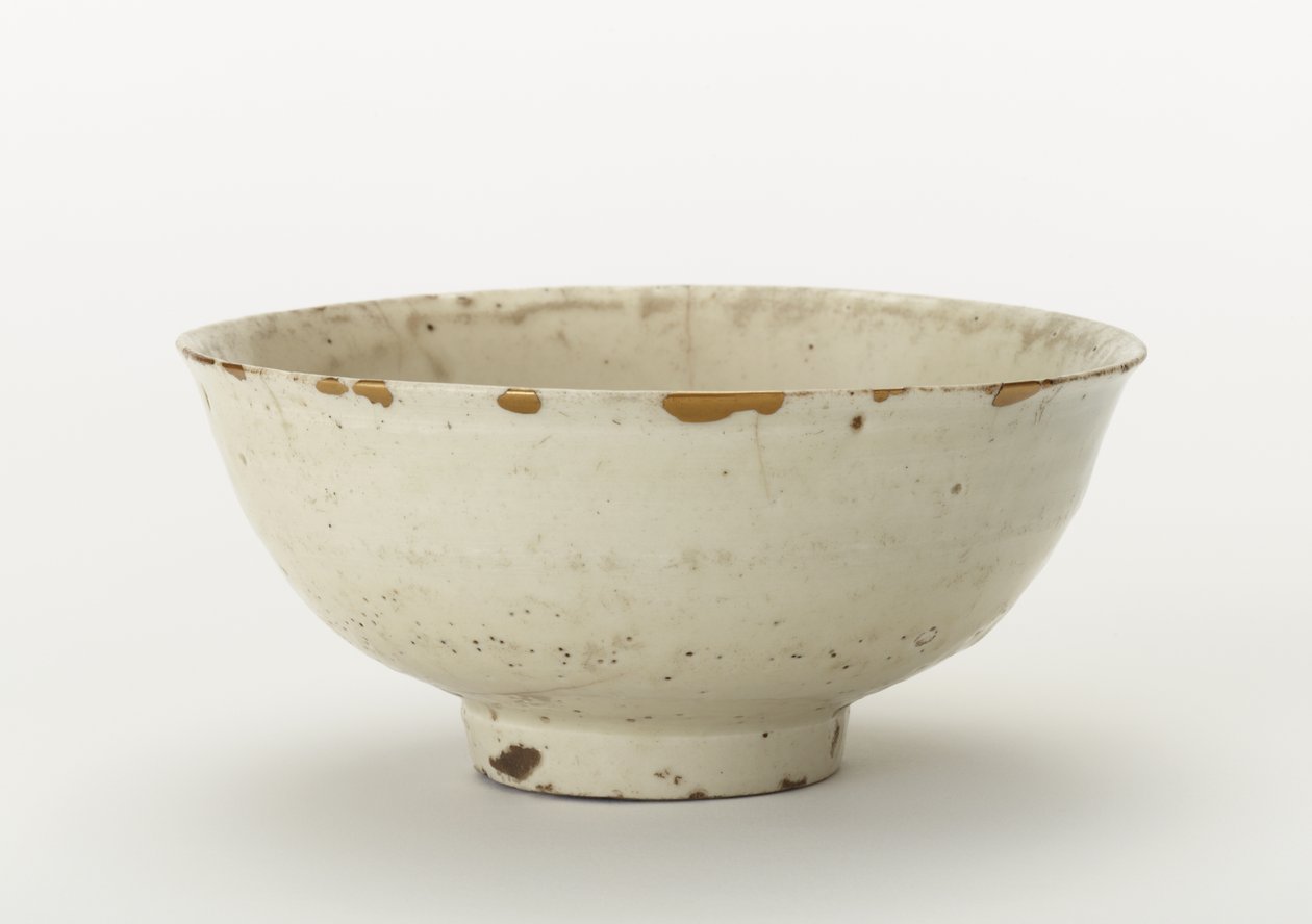 茶碗（koraijawan），16世纪初-17世纪末（瓷器，带透明釉，金漆修复） 作者 韩国学校