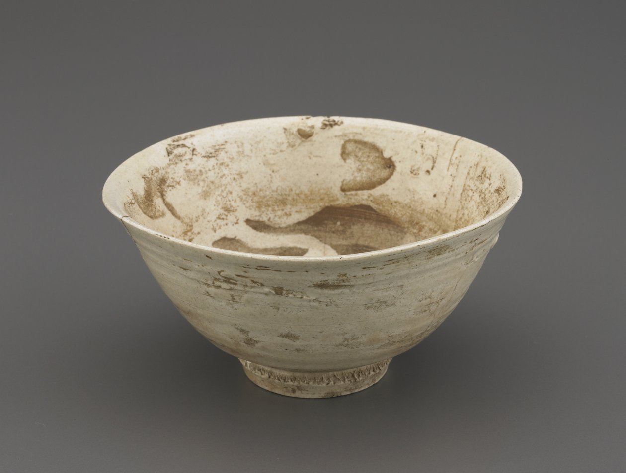 茶碗（koraijawan），十六世纪下半叶（陶瓷，透明釉，金漆修复） 作者 韩国学校
