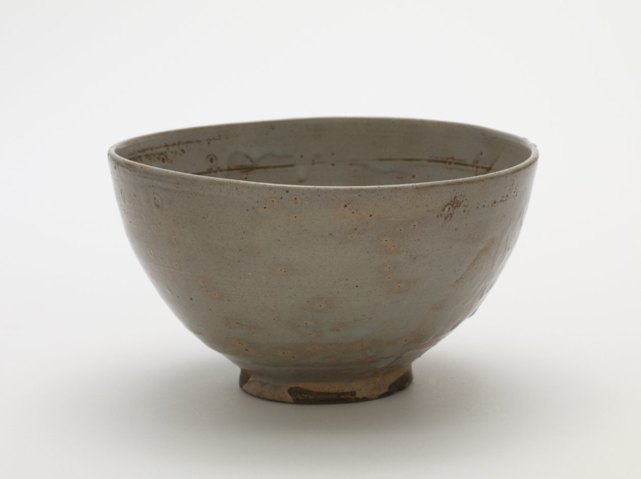 茶碗，17世纪上半叶（带有透明淡蓝色釉的粗陶器） 作者 韩国学校
