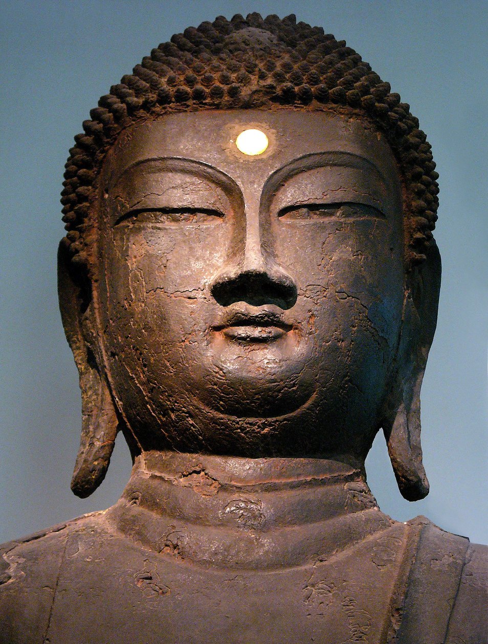10世纪高丽时期的铁佛头，出自韩国京畿道哈南哈萨仓洞寺院。 摄影，首尔国立博物馆，大韩民国，2006 年。 作者 韩国学校