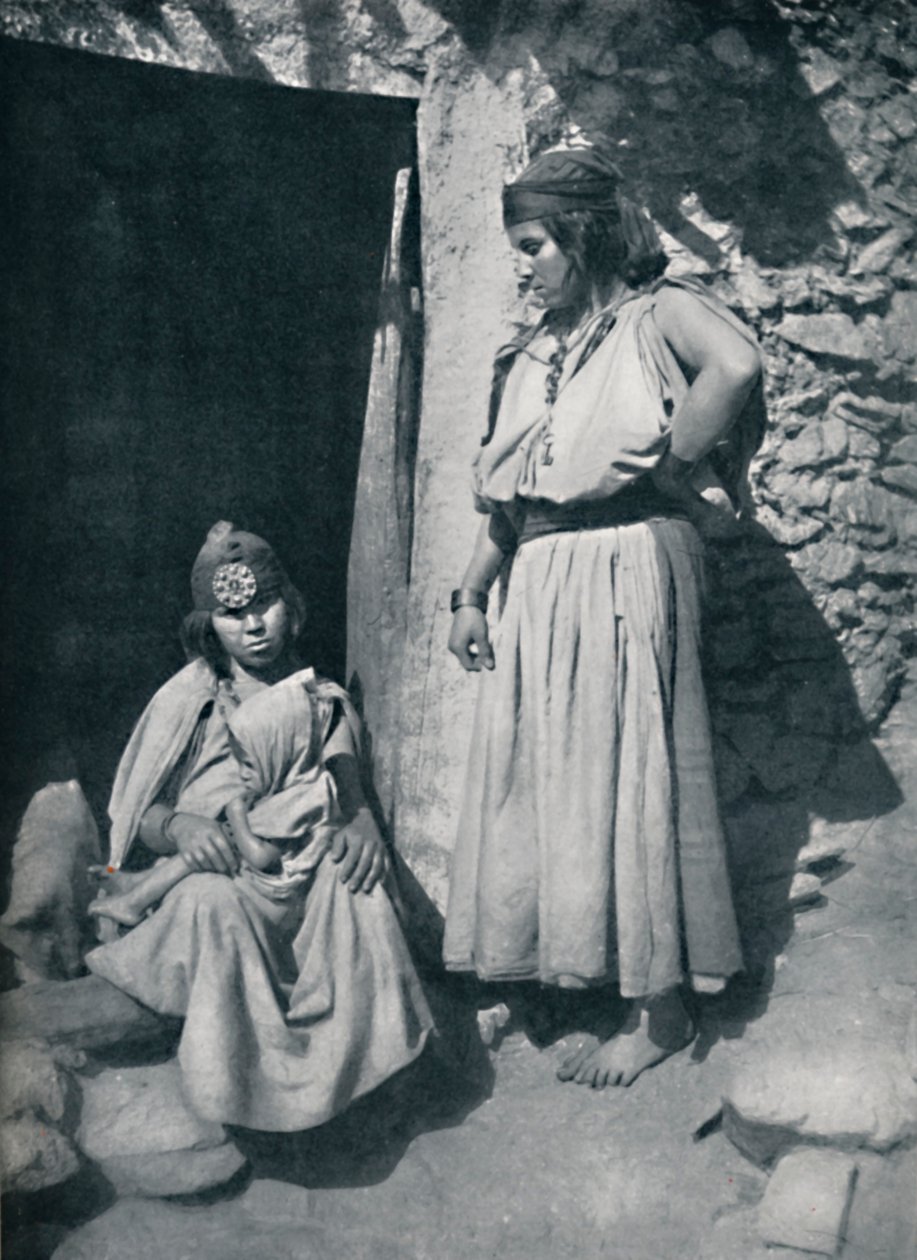 1912年，卡比尔妇女在阿尔及利亚地中海沿岸的住所门口。 作者 库恩