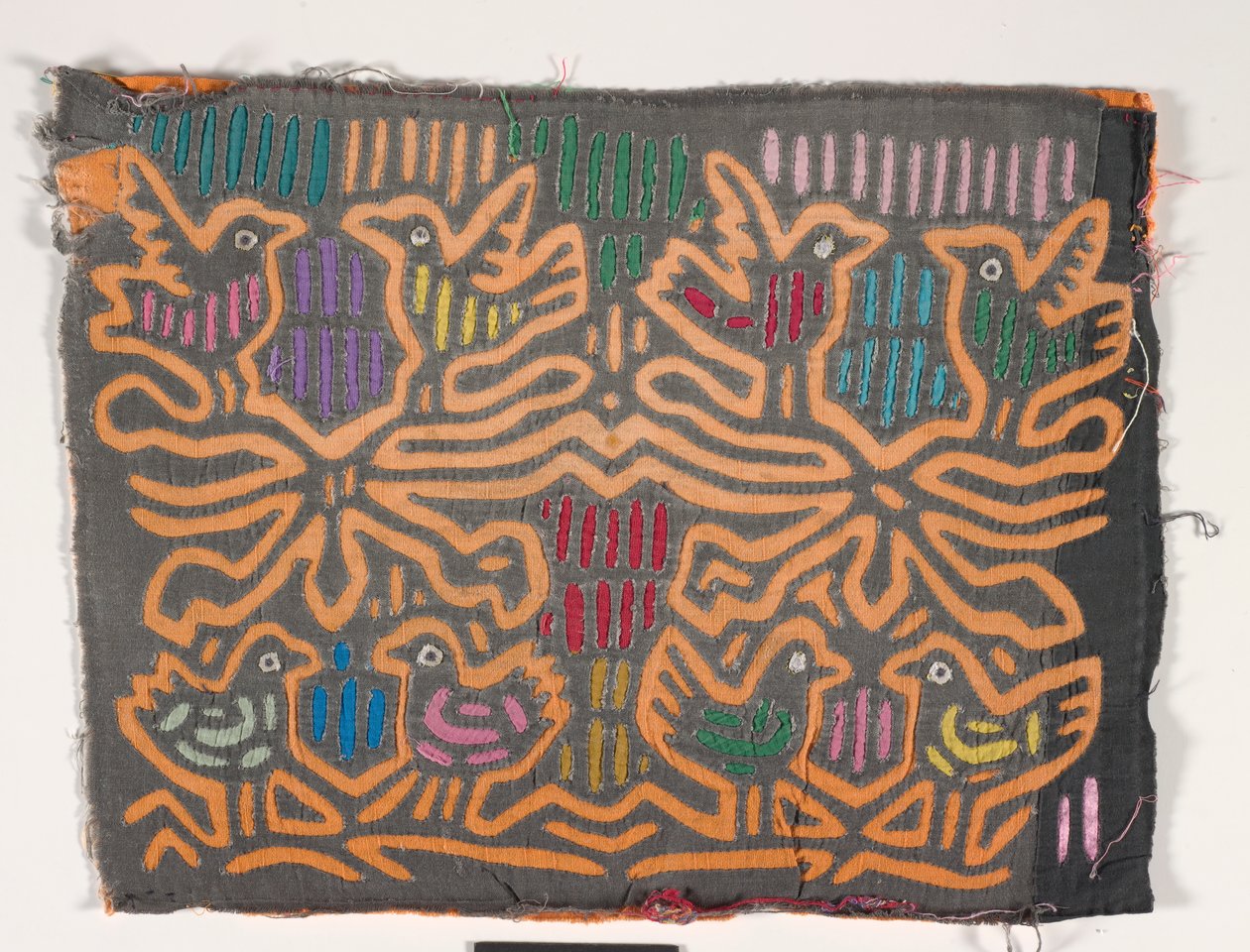 衬衫镶板（莫拉），约 1950 年（贴花棉布） 作者 库纳印第安文化